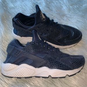 Nike Air Huarache Size 9 ladies